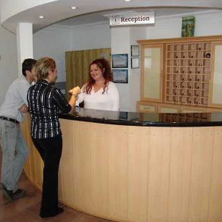 Huska Plaza מלון אלאניה